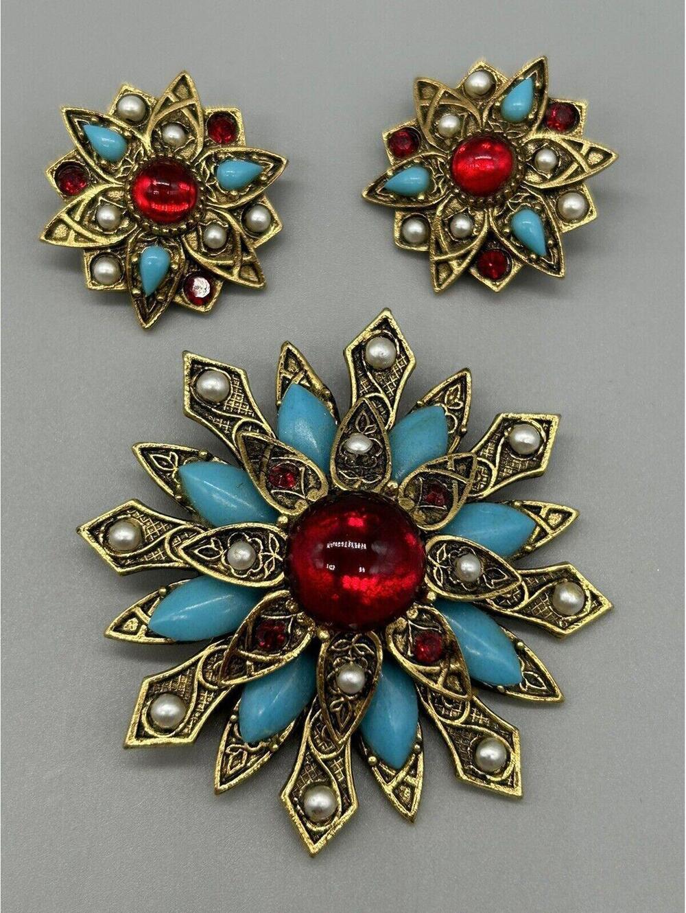 ARTHUR PEPPER SIGNED ART GOLD TONE BROOCH EARRINGS SET RED/BLUE PEARL RHINESTONE